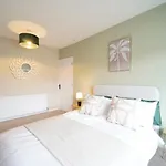 Stunning Luxury 3 Bed House With Garden In North Leeds