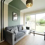 Stunning Luxury 3 Bed House With Garden In North Leeds